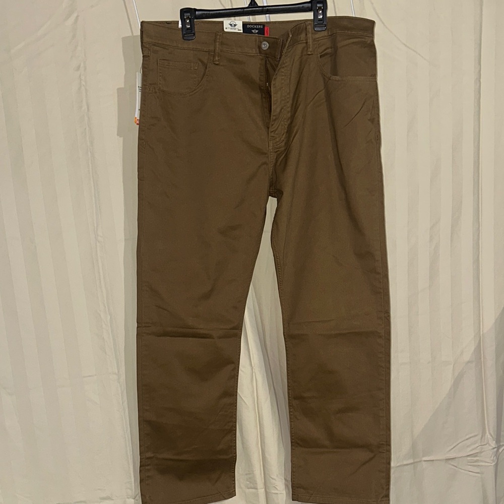 Dockers Men's Straight Fit Khaki Pants